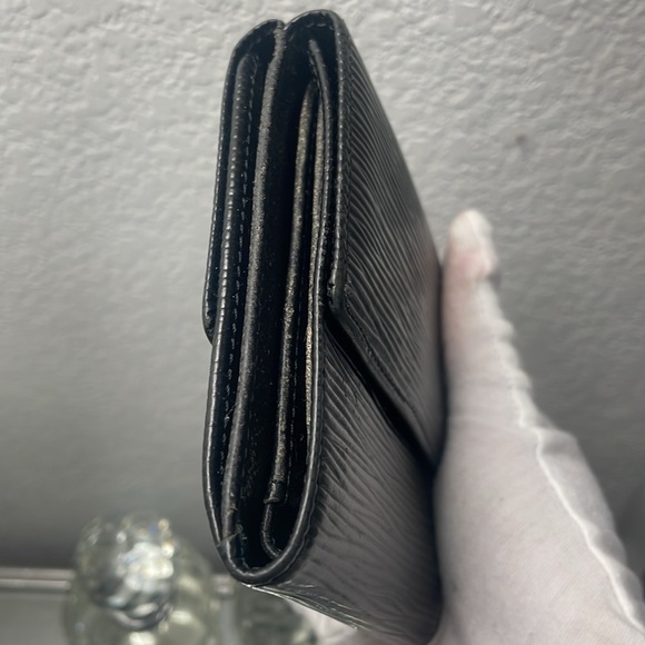 EUC Vintage LOUIS VUITTON Epi Leather Elise
Wallet - Picture 6 of 13